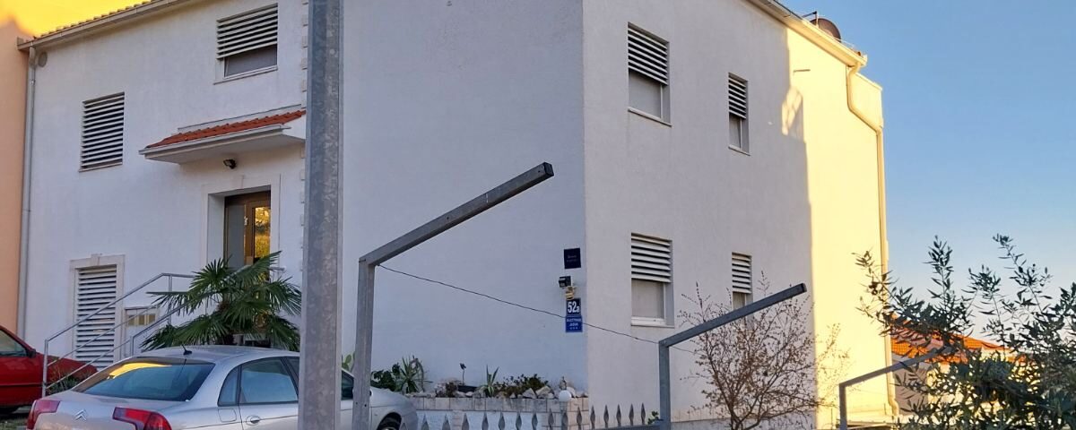 Apartmani blizu Trogira s privatnim parkingom