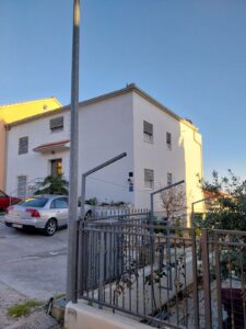 Apartmani blizu Trogira s privatnim parkingom