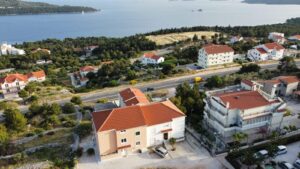 Apartmani blizu Trogira s pogledom na more