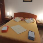 Apartman Jasna spavaća soba s bračnim krevetom i noćnim lampama