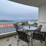 Balkon apartmana Jasna s garniturom za sjedenje i panoramskim pogledom na more