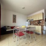 Apartman Jasna kuhinja i blagovaonica u moderno uređenom prostoru