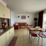 partman Jasna kuhinja i blagovaonica u moderno uređenom prostoru