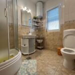 Apartman Jasna kupaonica s tuš kabinom, umivaonikom i WC-om